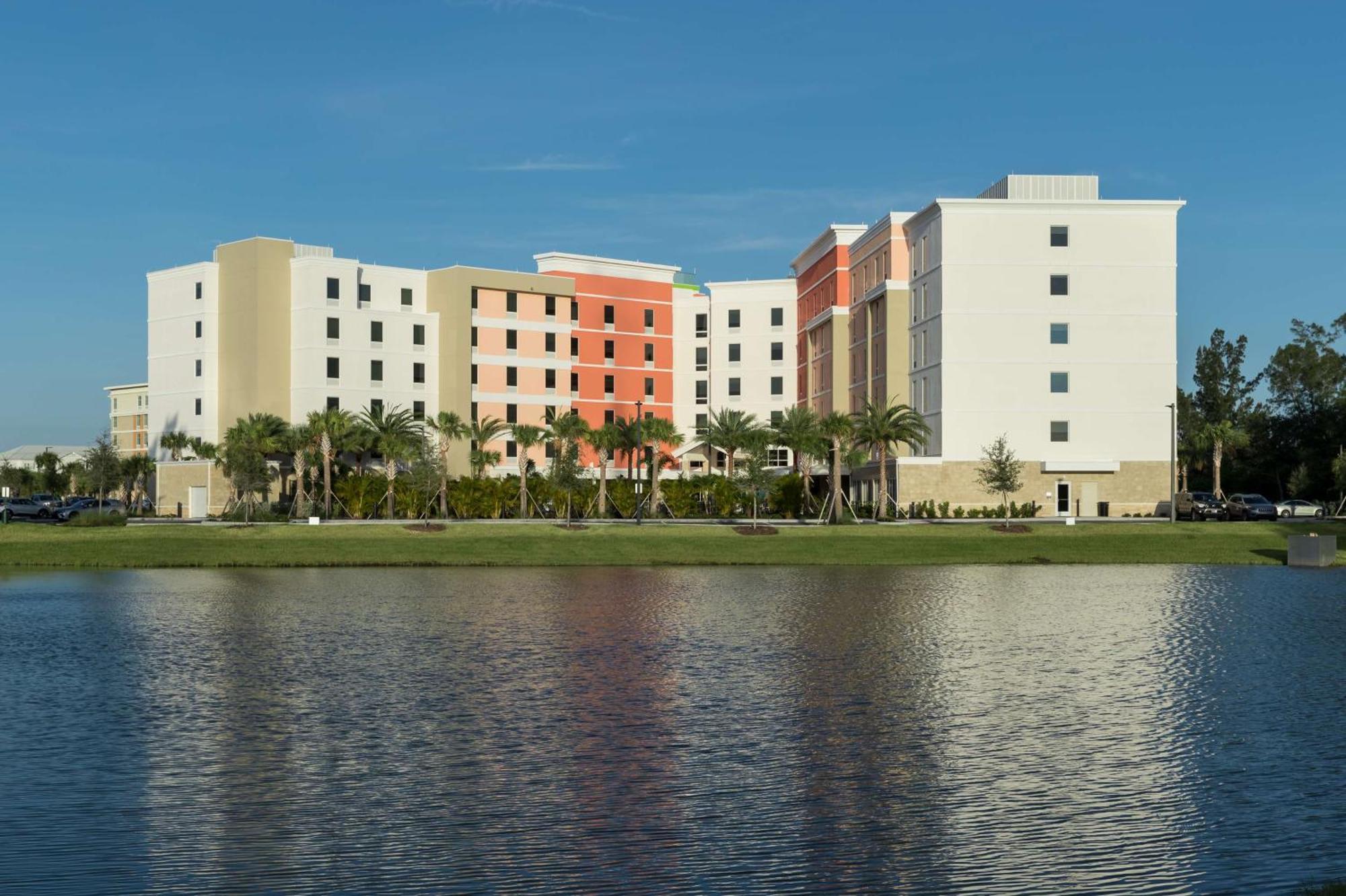 Hampton Inn & Suites Cape Canaveral Cruise Port, Fl Экстерьер фото